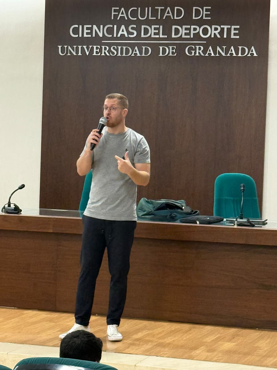 Antonio Sánchez impartiendo una clase en la Facultad de Ciencias del Deporte de la Universidad de Granada
