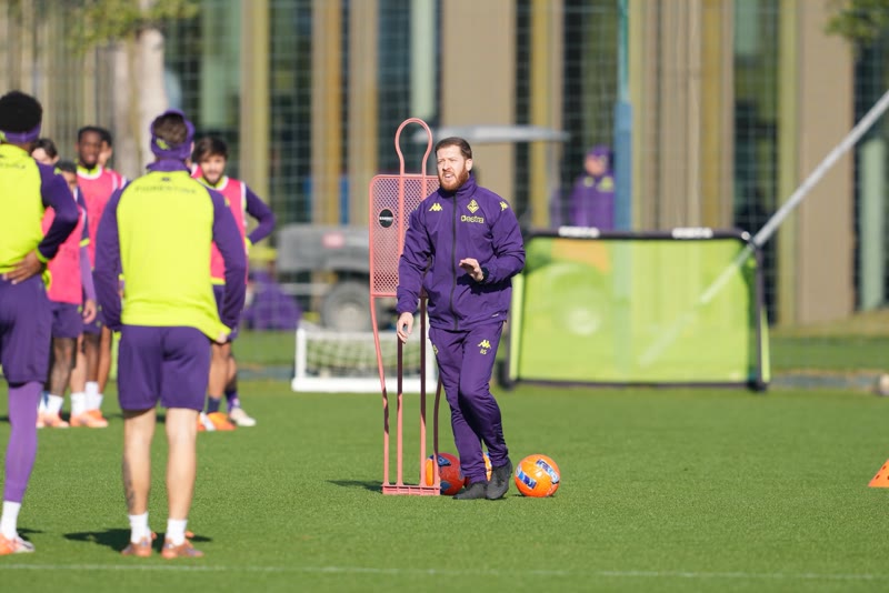 Antonio Sánchez dirigiendo un ejercicio en un entrenamiento de la Fiorentina