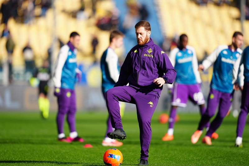 Antonio Sánchez trabajando con el balón durante el calentamiento