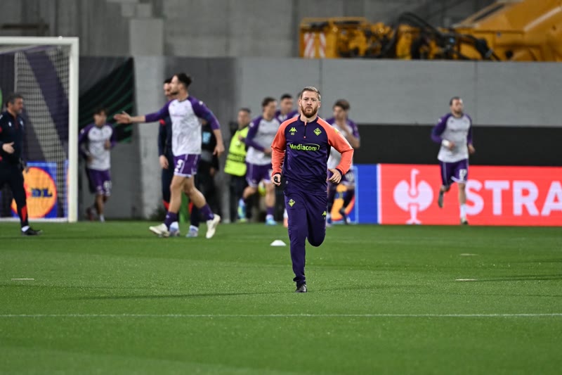 Antonio Sánchez saliendo al campo en un partido nocturno de la Fiorentina
