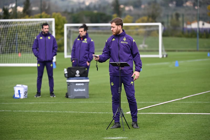 Antonio Sánchez revisando datos durante un entrenamiento de la Fiorentina